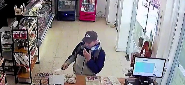 Shop employee in Argentina thwarts knife-wielding thief by pulling out an even bigger blade, echoing a "Crocodile Dundee" moment. Watch the bold encounter!