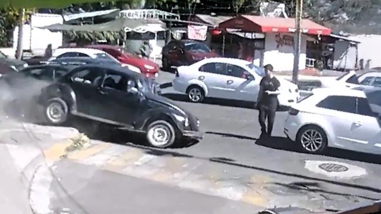 "Watch the heart-stopping moment a man narrowly escapes a runaway VW Beetle in Naucalpan de Juárez. A viral clip shows how inches made the difference between life and tragedy!"