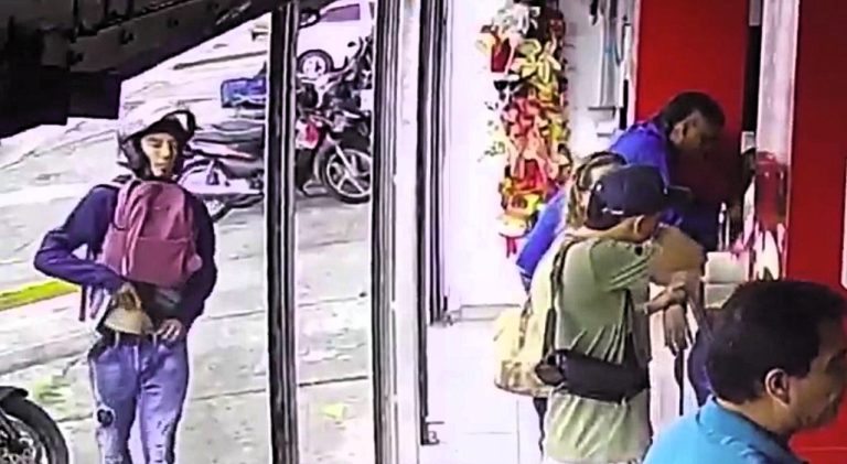 Armed robber caught after brazen daylight heist at a Colombian perfume shop. GPS from a stolen iPhone led police to recover valuables and arrest the suspect.