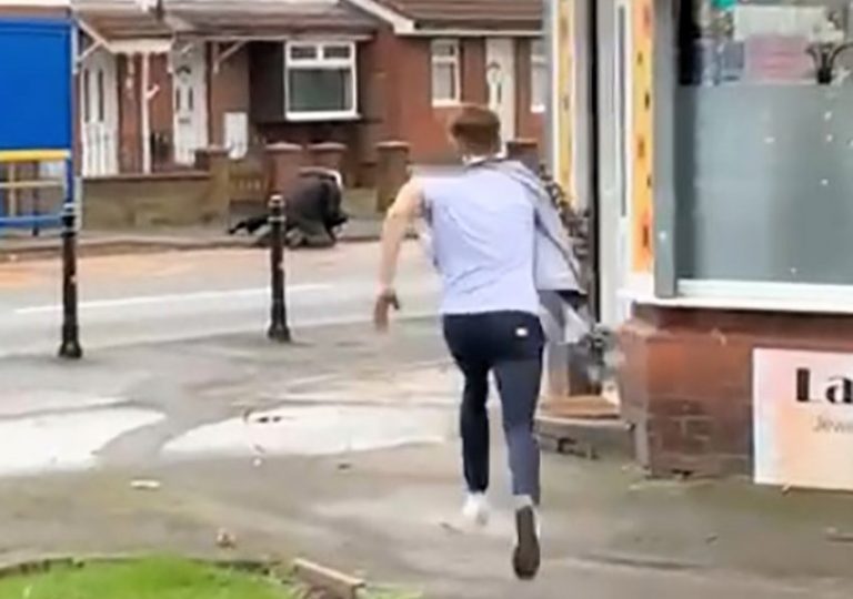 Mid-haircut heroics! A man in a barber’s cape dashed out to rescue a cop under attack in Warrington, earning praise for his bravery in this dramatic, real-life moment.