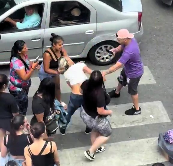 Viral video shows Buenos Aires locals confronting a suspected pickpocket in a dramatic street brawl, sparking debate online with 750k views and heated reactions.