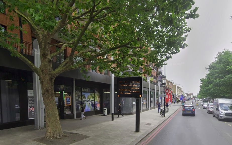 Police chase a would-be thief caught trying to steal a bike outside an Aldi in London. The dramatic pursuit, caught on video, has locals buzzing about the rare sight!