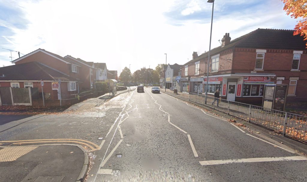 Mid-haircut heroics! A man in a barber’s cape dashed out to rescue a cop under attack in Warrington, earning praise for his bravery in this dramatic, real-life moment.