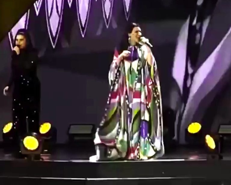 Italian pop icon Laura Pausini stuns fans by continuing to sing after a dramatic onstage tumble during a sold-out Milan concert. Resilient and unstoppable, see what happened!