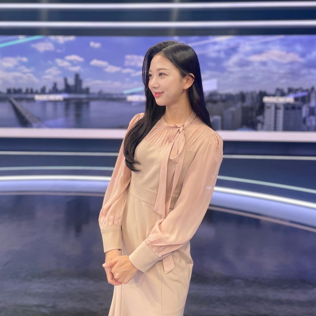 Tragic death of TV weather presenter Oh Yo-anna, 28, shocks fans. Beauty queen and Instagram star passes away months after injuries. Mystery surrounds her cause of death.