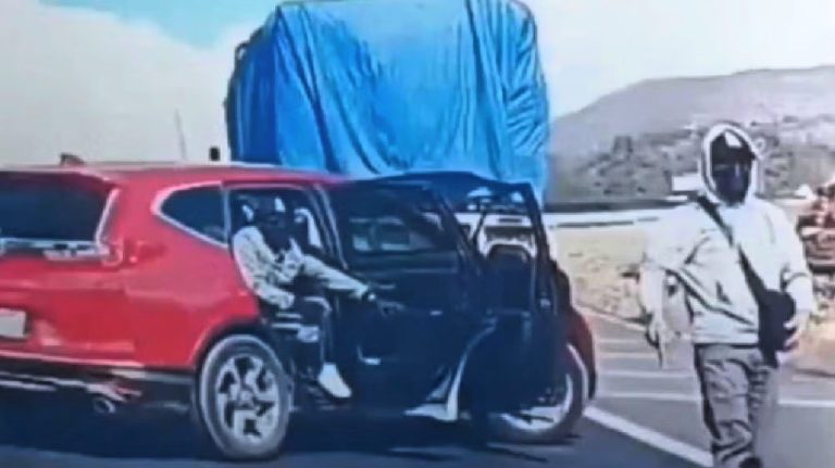 Quick-thinking driver escapes armed carjackers in a dramatic highway chase near Mexico City, using daring maneuvers caught on dashcam. Read the full gripping story here!