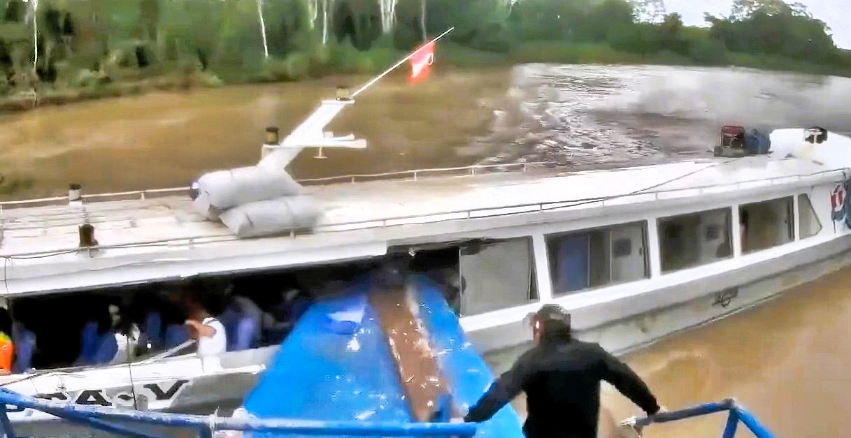 A packed passenger boat was torn open in a dramatic collision on Peru’s Ucayali River, leaving six injured. Shocking footage captured the terrifying moment.