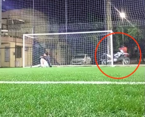 Argentinian footballer’s motorcycle stolen mid-training, all caught on camera! Thief starts bike in seconds, leaving players stunned. Shocking daylight robbery!