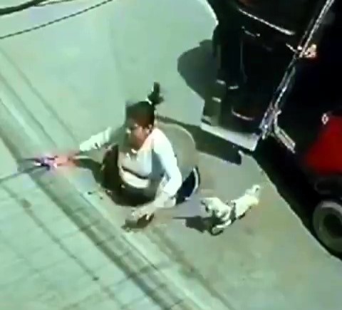 Shocking CCTV footage shows a woman vanishing into a manhole after stepping out of a tuk-tuk in Lima, Peru. Watch the dramatic rescue and what led to the accident!