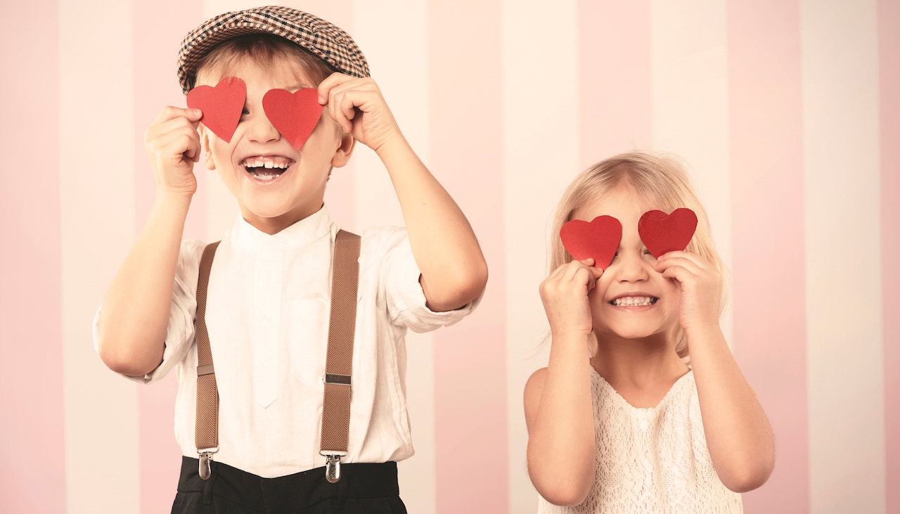 kid valentine outfit istock 509365330