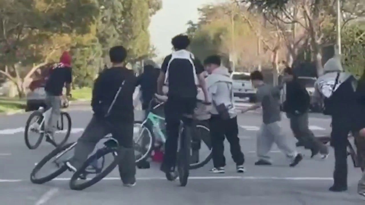 man attacked by group of young bicyclists in los angeles