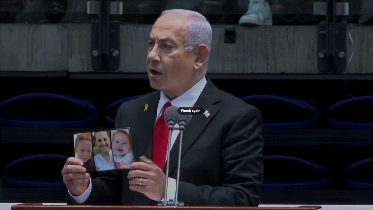 netanyahu holds up bibas family photo