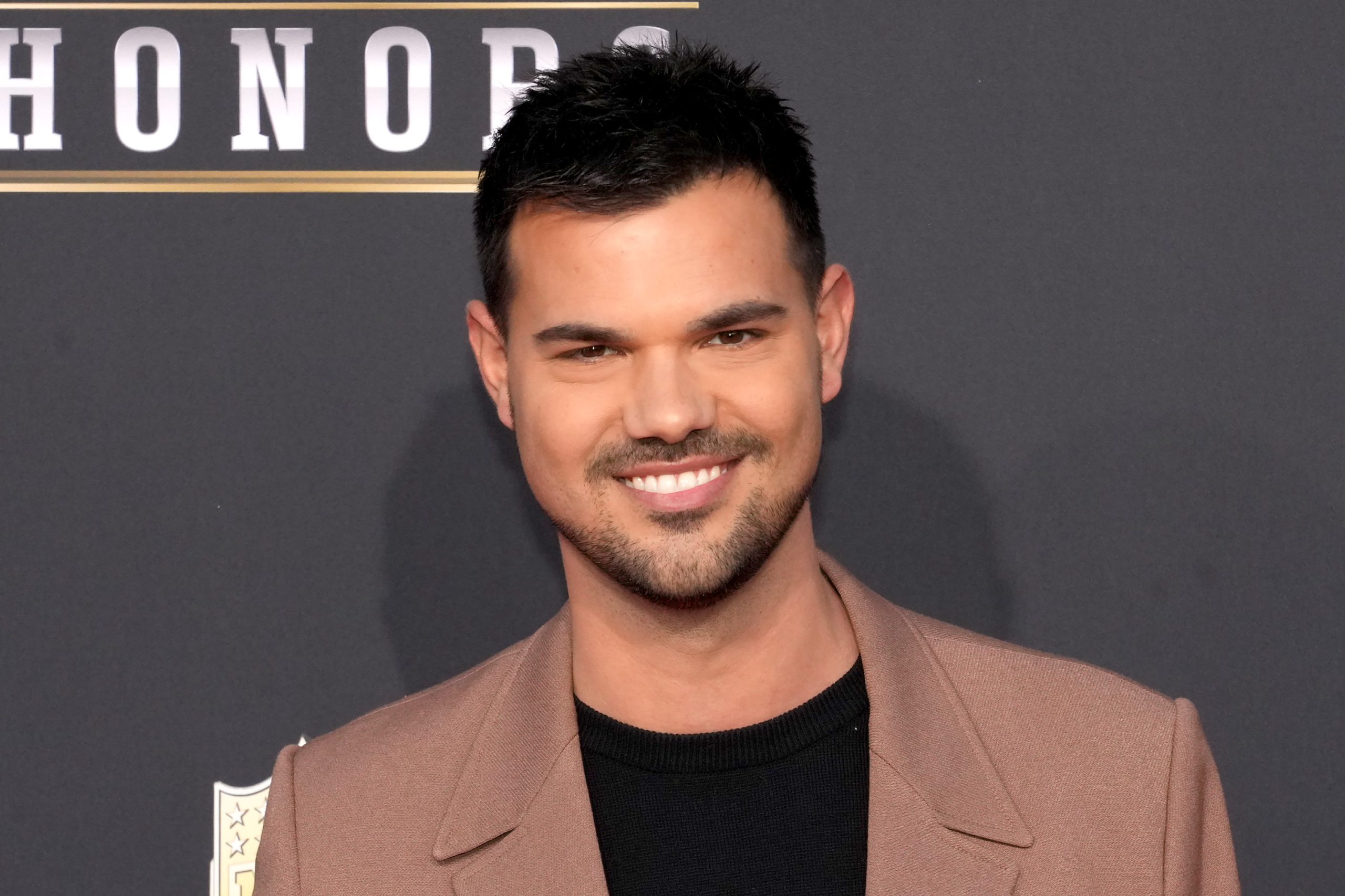 taylor lautner scaled