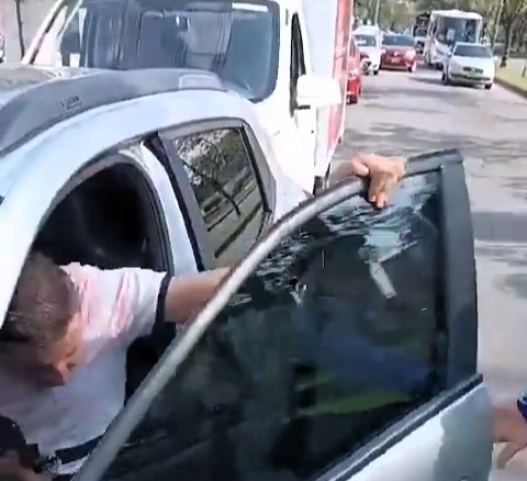 A man's escape from police backfired painfully when he slammed his car door—on his own fingers! Watch the cringe-worthy blunder that left social media in stitches.