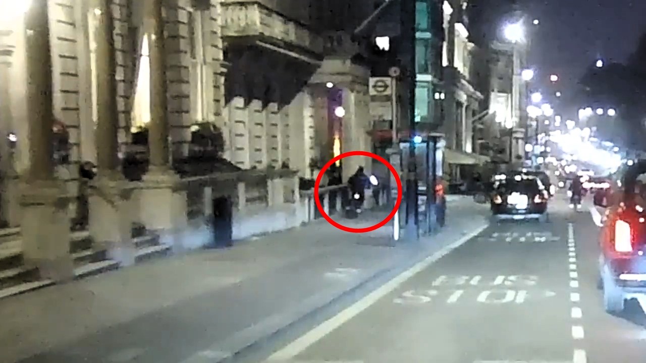 A thief on an e-bike snatched a man’s phone in London’s upscale Piccadilly. Caught on dash cam, the brazen theft highlights the city’s soaring phone crime rates.