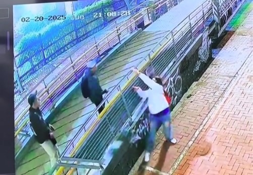 A fearless woman in Bogotá used her parkour skills to escape knife-wielding muggers, leaping off a bridge in a daring move caught on CCTV. Watch her incredible escape!