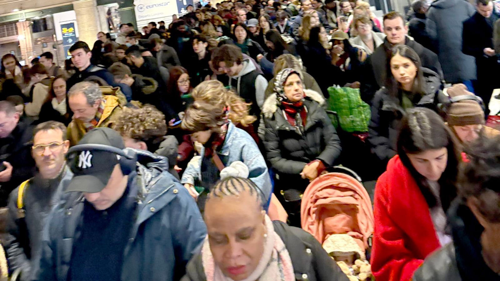 skynews eurostar crowd paris 6848689